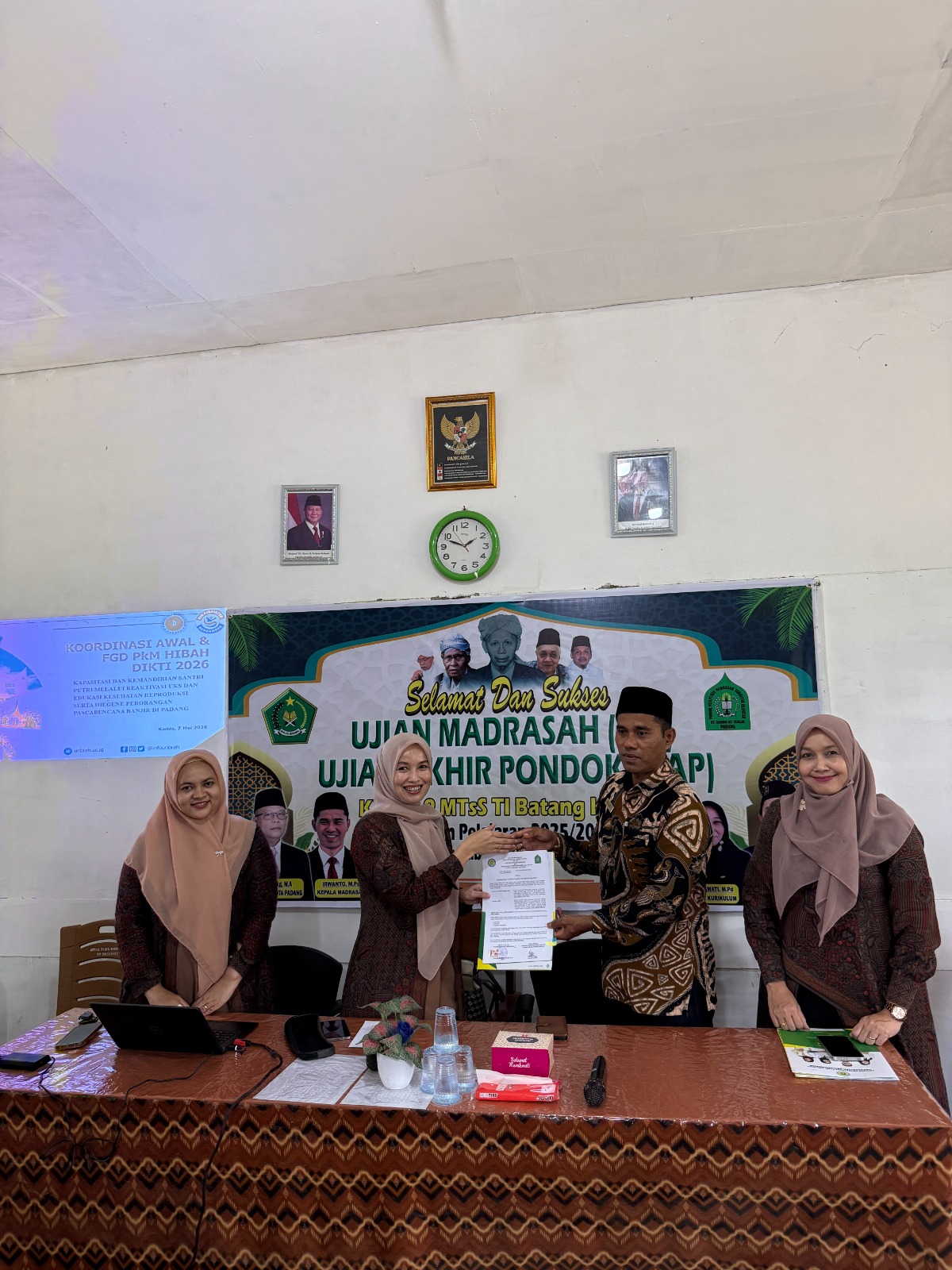 PkM Hibah Dikti Unbrah, "Kapasitasi dan Kemandirian Santri Putri melalui Reaktivasi UKS dan Edukasi Kesehatan Reproduksi serta Higiene Perorangan Pasca Bencana Banjir di Padang"