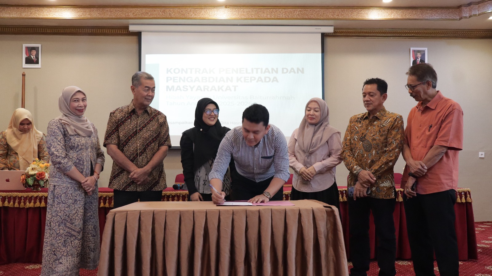 Dosen Tandatanganan Kontrak Hibah Yayasan Pendidikan Baiturrahmah 2026, Rektor Dorong Produktivitas Riset dan Publikasi