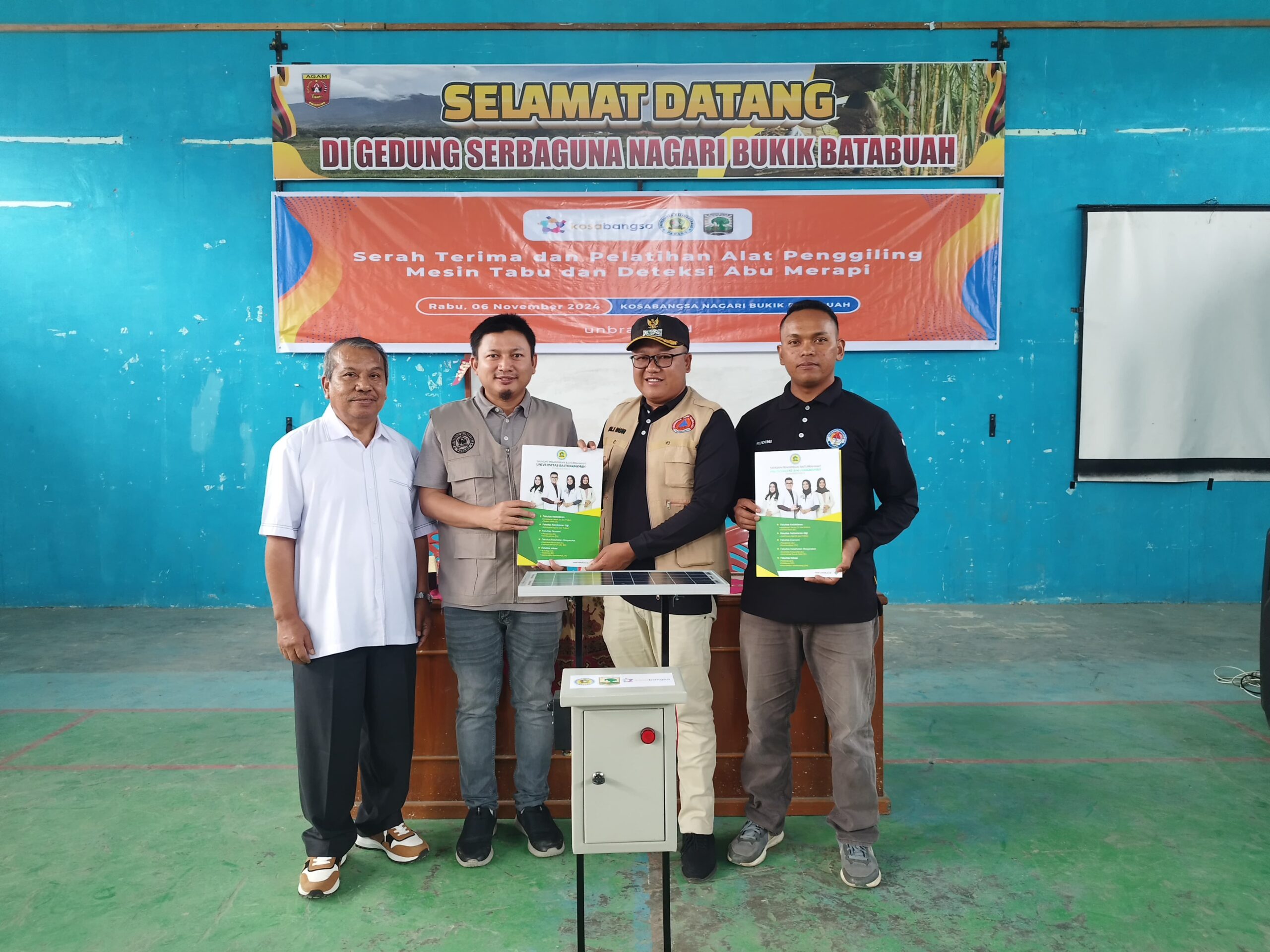 Dosen Universitas Baiturrahmah dan Unand Hibahkan Alat Mesin Penggiling Tebu dan Alat Deteksi Abu Marapi di Nagari Bukik Batabuah Dalam Program Kosabangsa