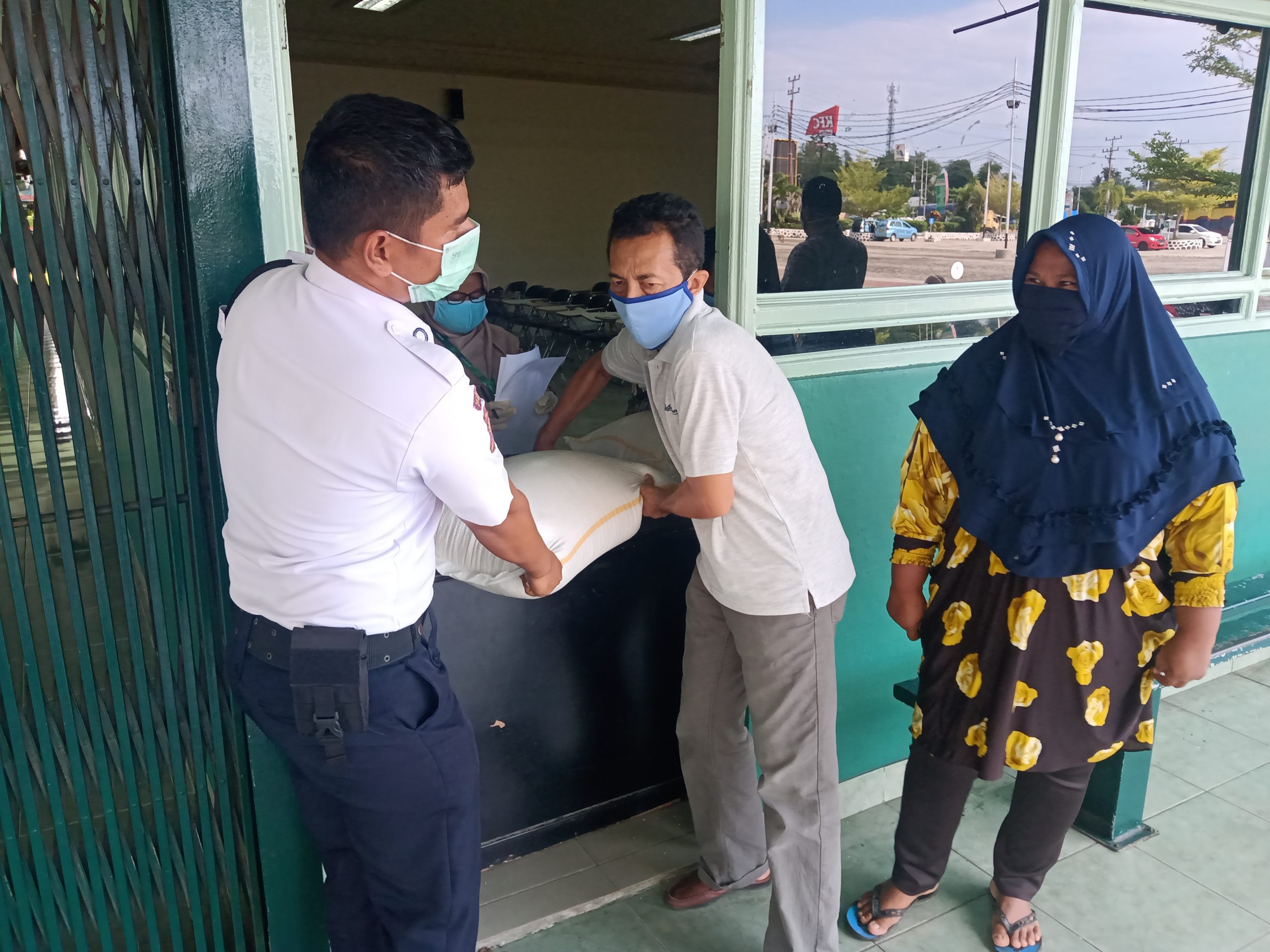 Masjid Baiturrahmah Donasikan Bantuan Bagi Jamaah Sekitar yang Terdampak Covid-19