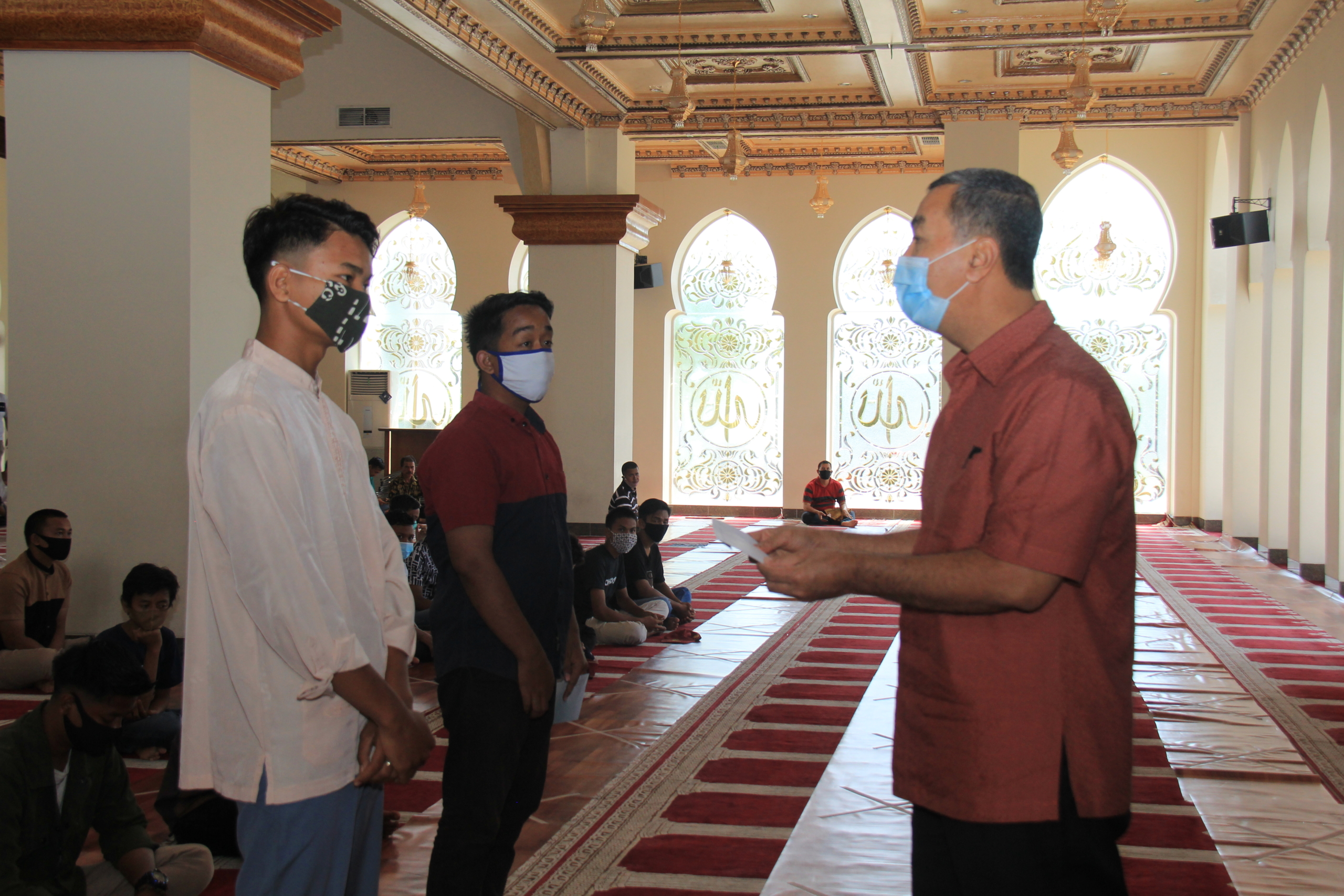 Pengurus Masjid Baiturrahmah Bagikan Infak Kepada 139 Anak Yatim