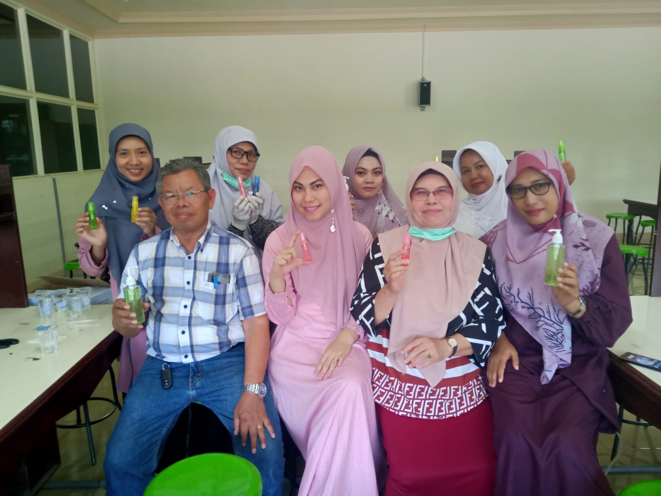 Unbrah Racik Hand Sanitizer Antisipasi Penyebaran Covid-19