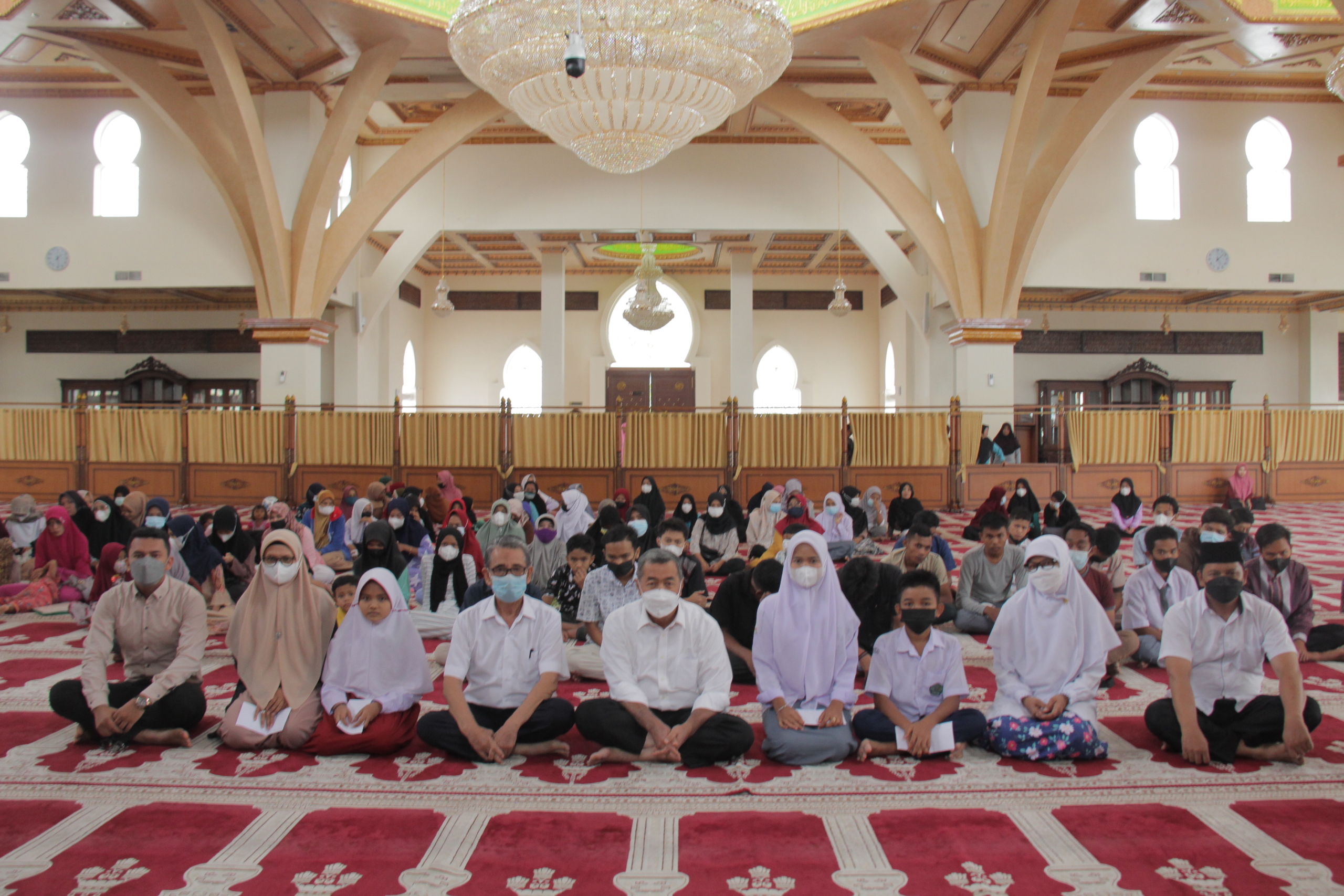 Masjid Baiturrahmah Serahkan Infak Untuk Anak Yatim