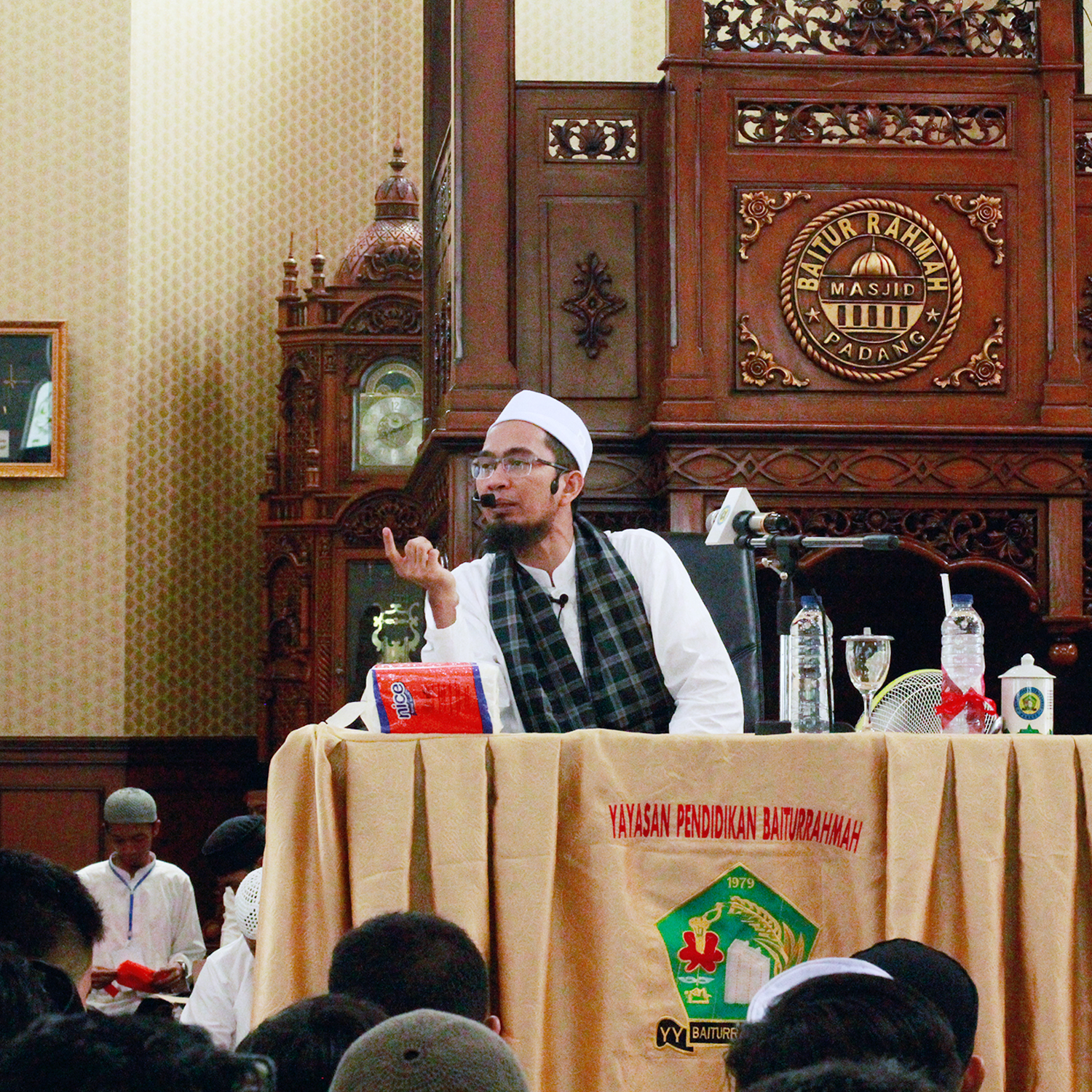 Ustad Adi Hidayat Jadi Khatib Jumat dan Ceramah di Masjid Baiturrahmah