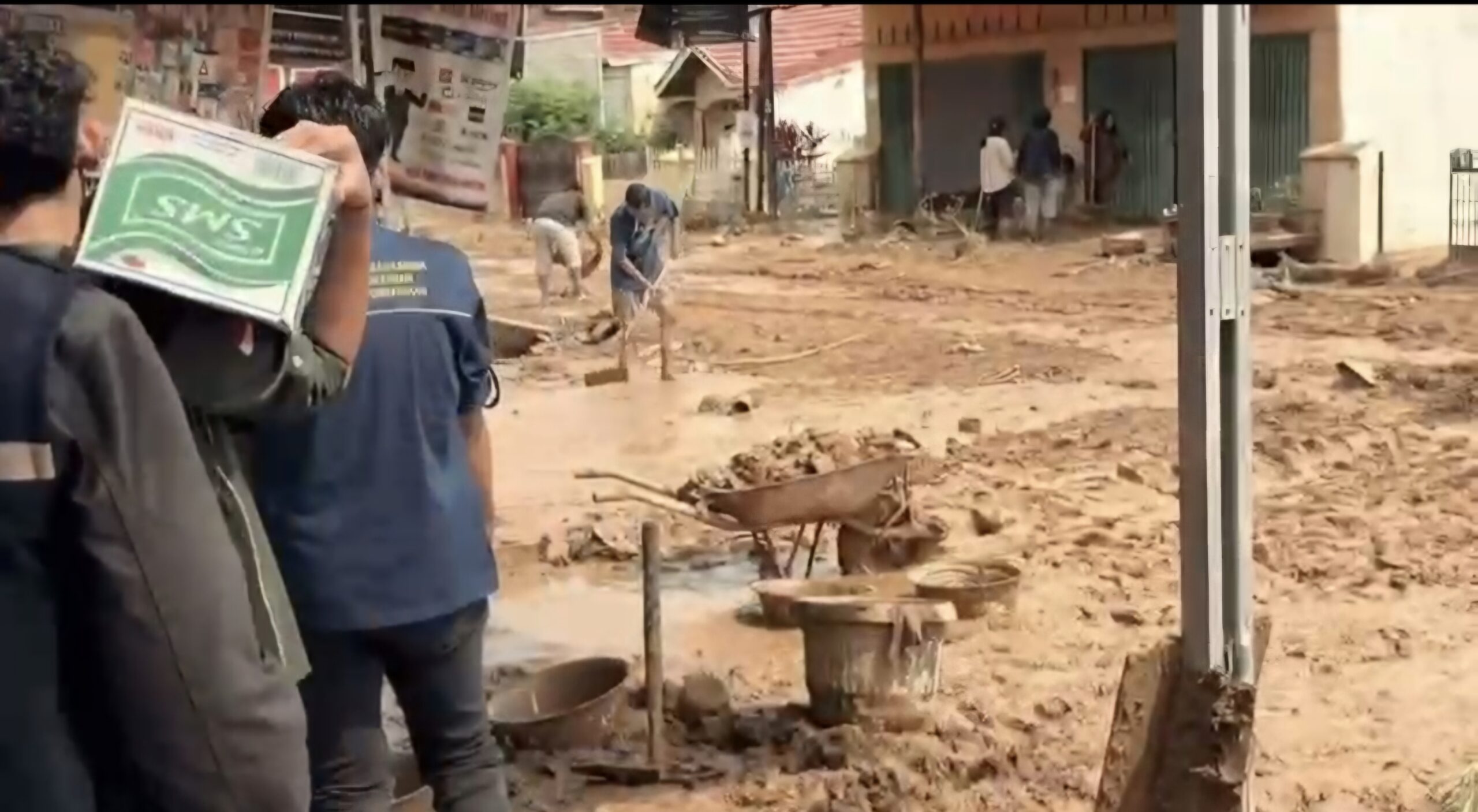 Mahasiswa Unbrah Galang Donasi Bantuan Kepada Warga Terdampak Banjir Padang