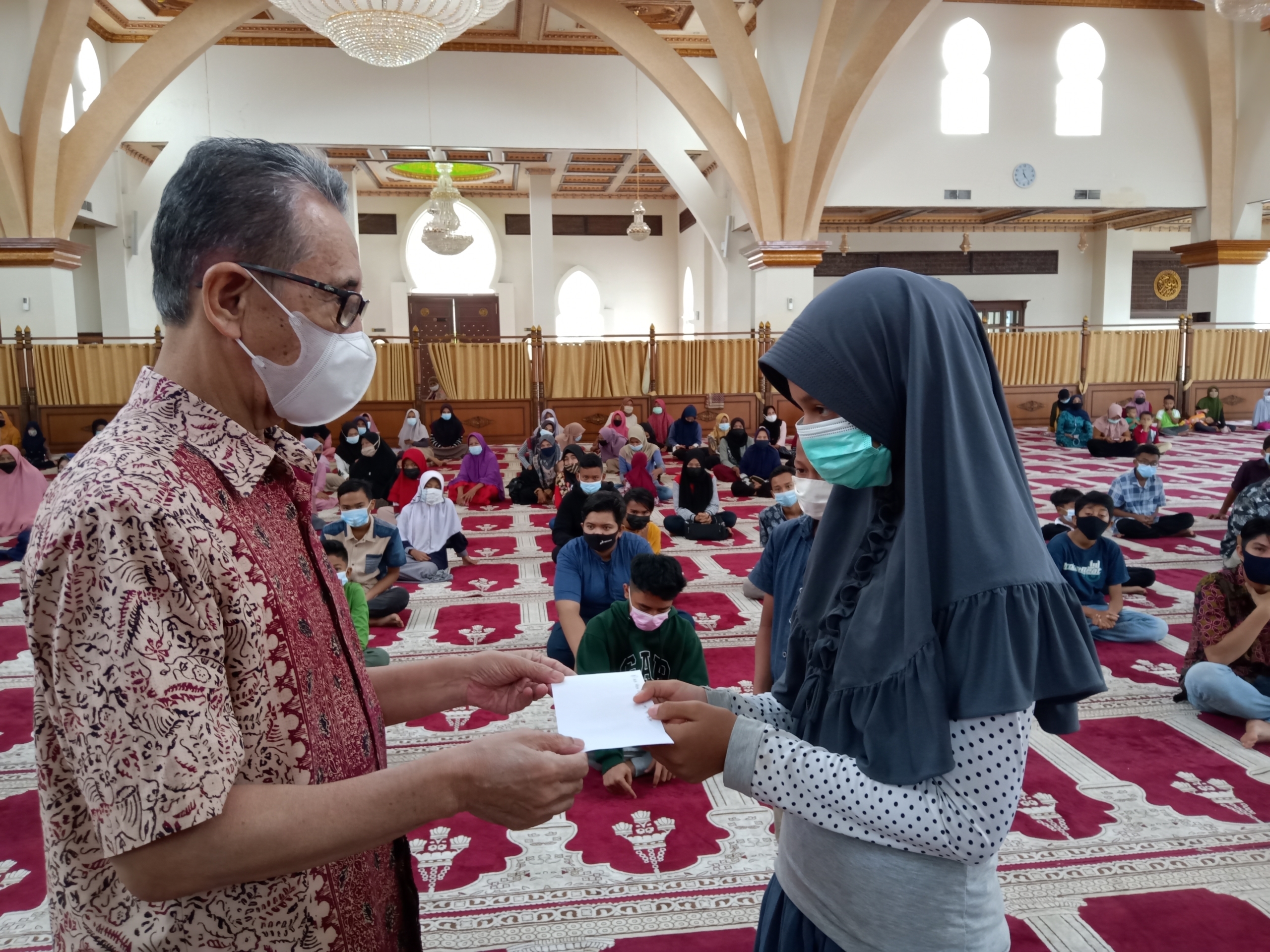 Masjid Baiturrahmah Berikan Santunan Kepada Anak Yatim Jelang Idul Fitri 1442 H
