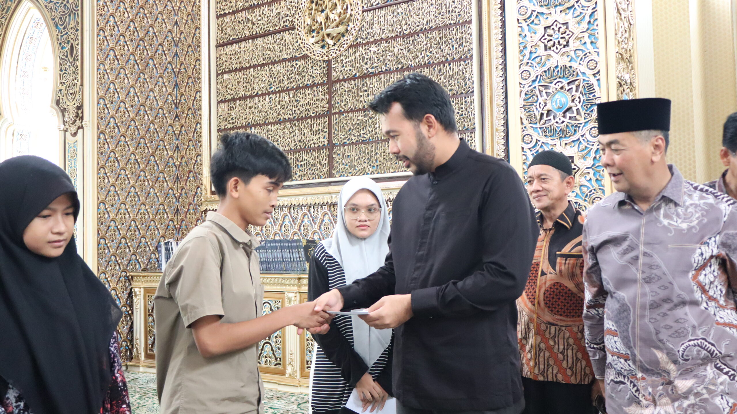 Pengurus Masjid Baiturrahmah Bagikan Infak Kepada Anak Yatim dan Dhuafa