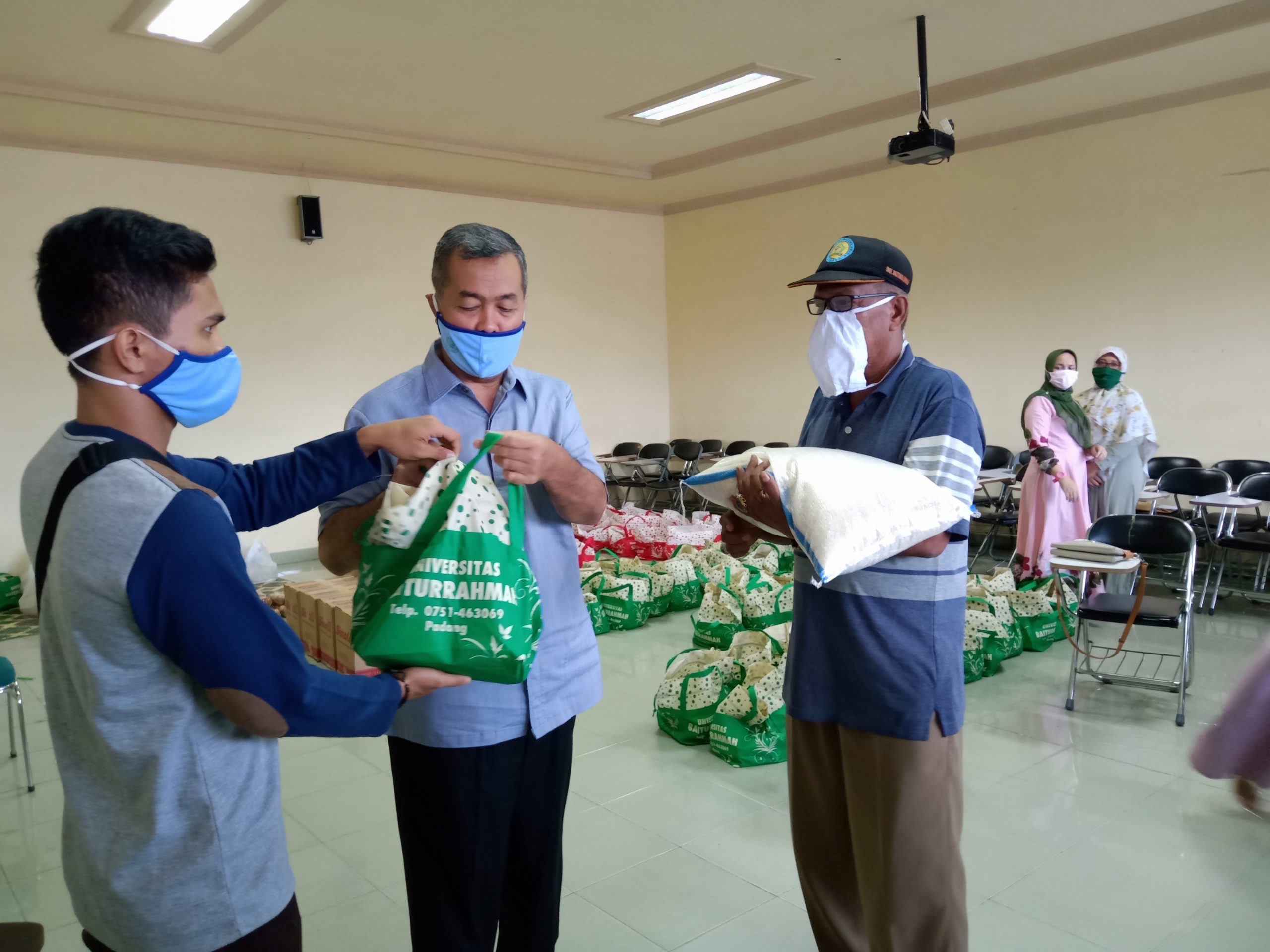 Unbrah Serahkan Bantuan Kebutuhan Pokok Kepada Warga Terdampak Wabah Covid-19