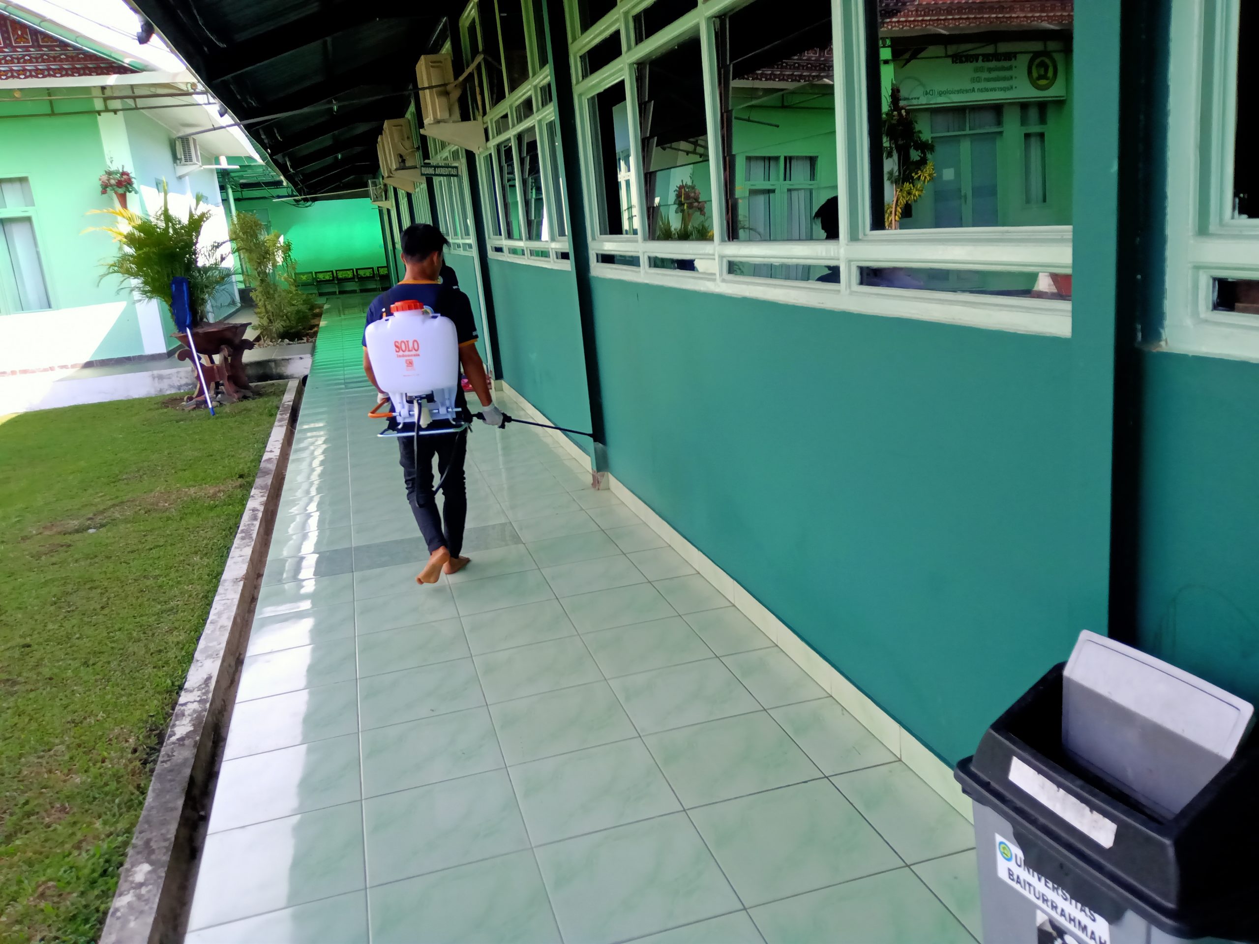 Unbrah Mulai Lakukan Penyemprotan Desinfektan Kampus dan Masjid